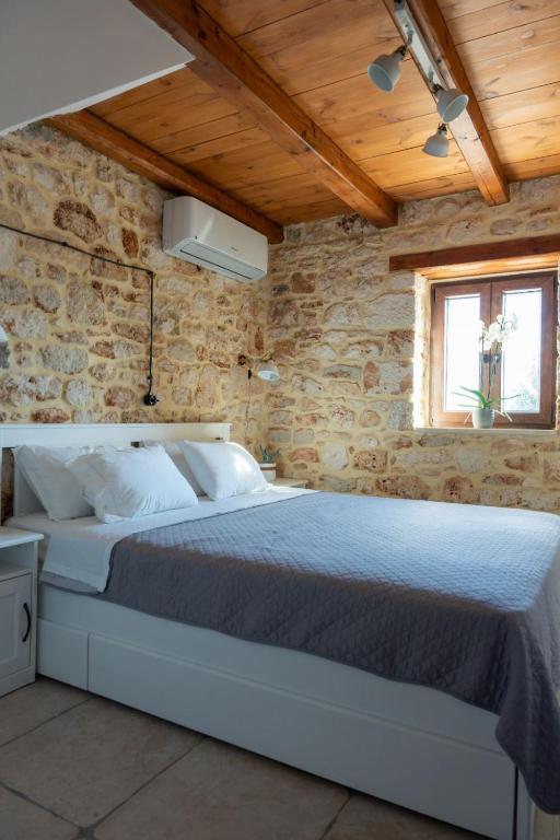 Bedroom 1 — Queen bed