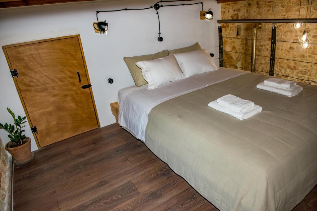 Bedroom 2 — Queen bed